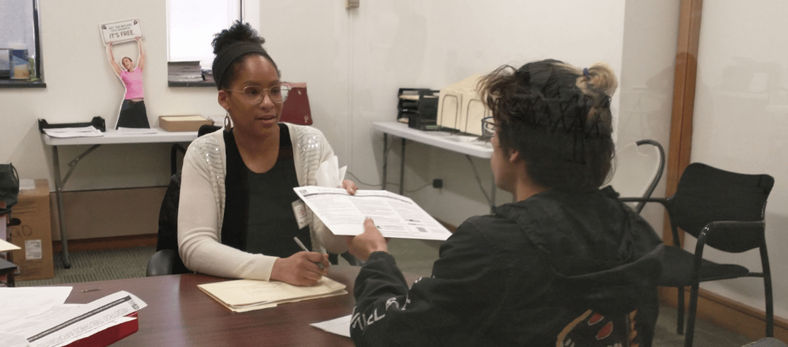 Jasmin Holsten helps community member do taxes